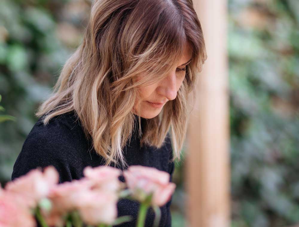 Silvia Merli mentre prepara un bouquet da sposa