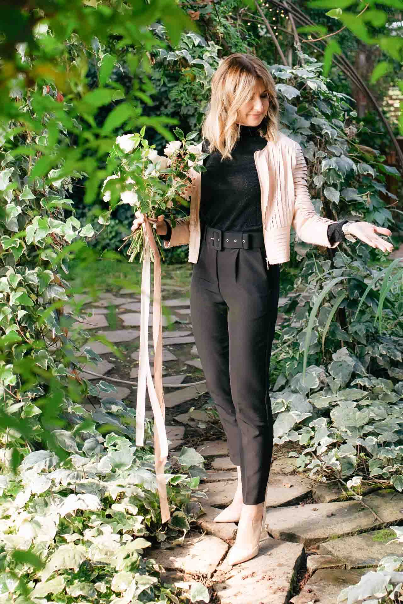 Silvia Merli che prepara il bouquet della sposa