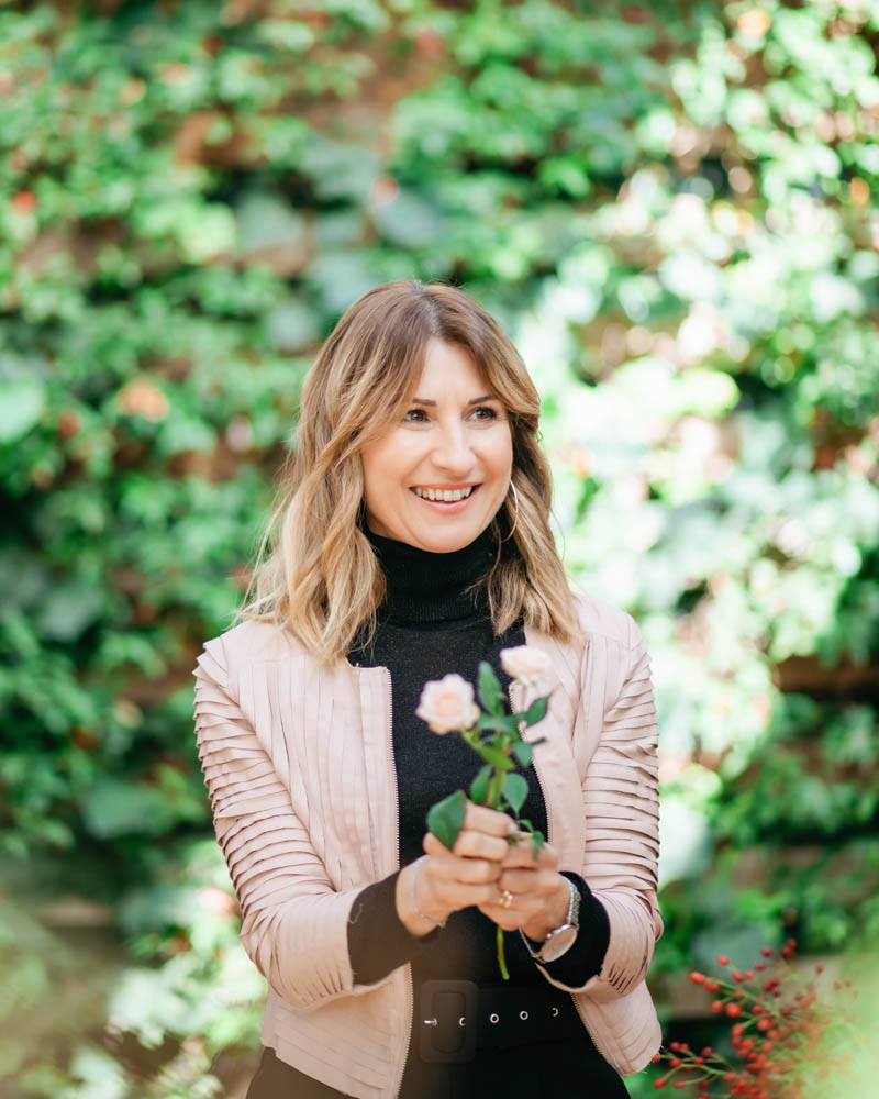 La Flower Designer Silvia Merli mentre prepara il Flower Bar