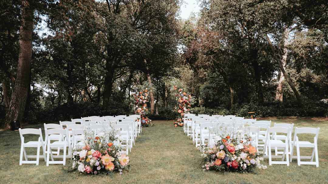 Cerimonia all'aperto colorata a Villa Giulia Fano